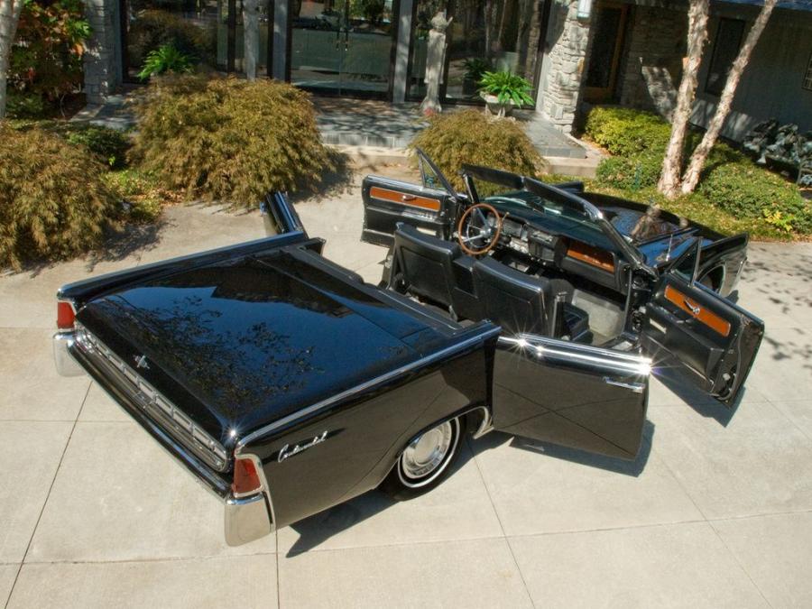  Lincoln Continental Convertible 1963 года  (фото 12 из 18)